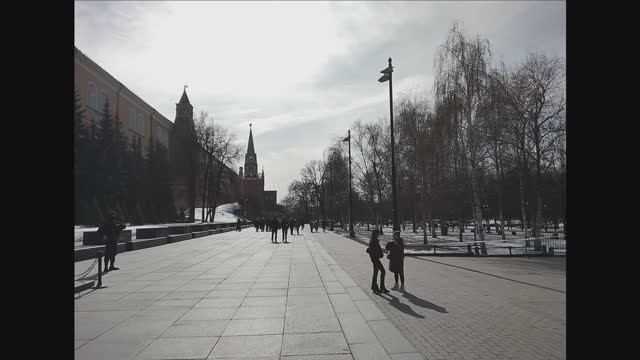 Прогулка вдоль стен древнего, седого Кремля в чудный мартовский день в парке ...