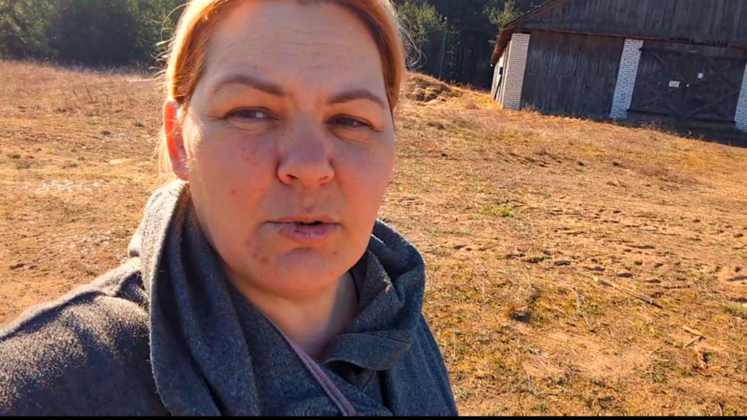 Хорошая погода.Вышла прогуляться.