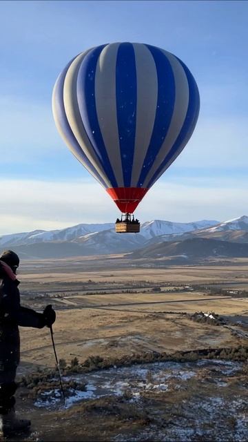 Полёт на воздушном шаре над живописными горами #воздушныйшар #приключения #пейзажи