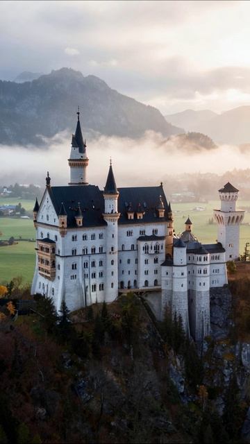 Загадочный замок на горизонте #замки #природа #пейзажи