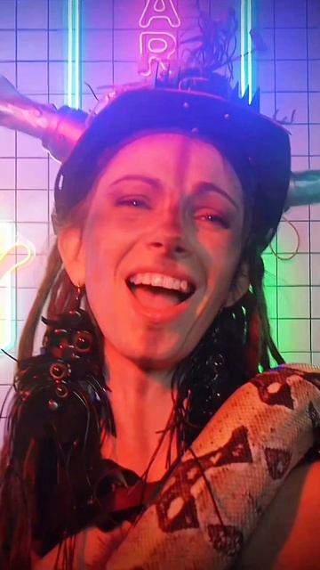 «Не сжимай. Не держи. Поджигай море лжи» #воиногня #текстпесни #смысл #музыка #shorts #цитата