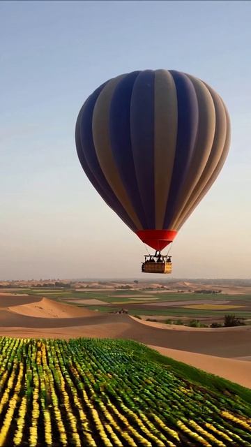Полёт на воздушном шаре над песчаными дюнами #воздушныйшар #пейзаж #приключение