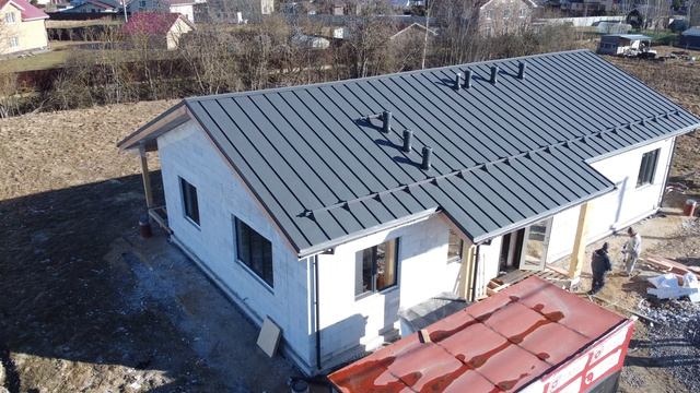 Одноэтажный дом с двускатной кровлей