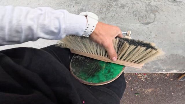 Что будет если прикрутить щётку к скейтборду?