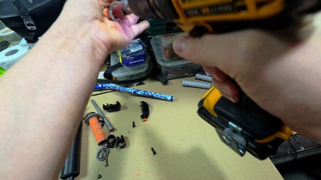 Как сделать ровное отверстие в грипсах (резиновых ручках) под крепление гард.