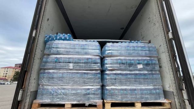 В Махачкалу и Хасавюрт  отправлись две фуры с 47 тоннами бутилированной питьевой воды