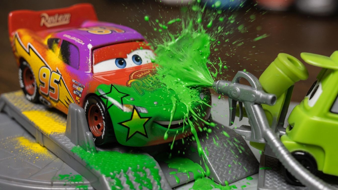 Мультик ТАЧКИ: Машинки меняют цвет! Молния Маквин и Джексон Шторм в автомастерской Рамона