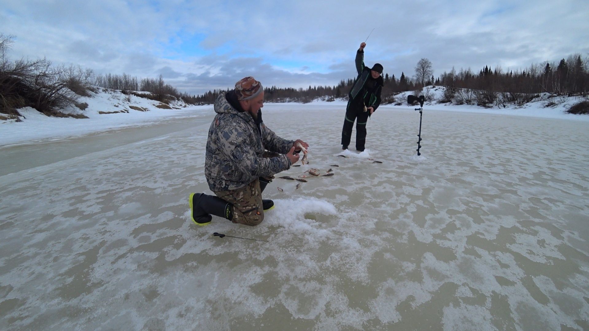 ТОННЫ РЫБЫ ВМЕСТО ДНА, НЕ ДАЁТ НАЙТИ ГЛУБИНУ! ВЕСЕННИЙ ЖОР ОКУНЯ \ БЛЕСНА, МОРМЫШКА, БАЛАНСИР часть2