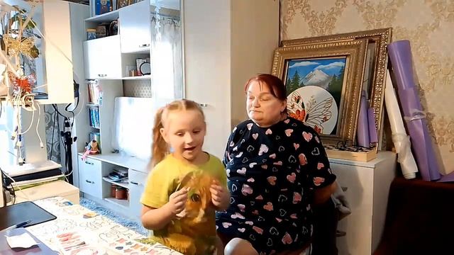 Внучка решила меня накрасить.Саше 5.7 лет