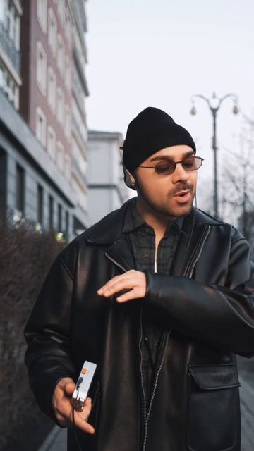 В наушниках – «Обожаю», на душе – любовь и тепло, а на улице – солнышко. Что может быть лучше? 😅🥰