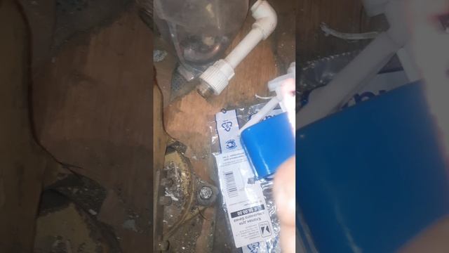Регулировка клапана смывного бочка унитаза .