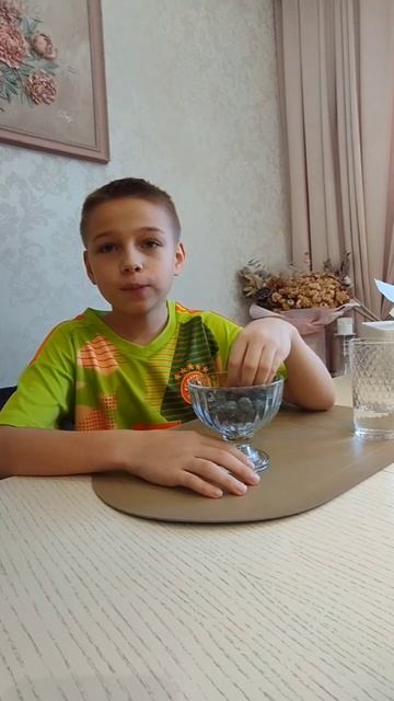 Маленький Тигран ест Нутрикон