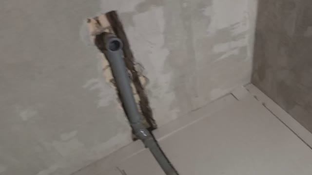 Осталось размотать трубу тёплого пола в сан узле .