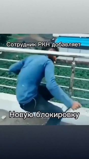 Cварщик варит трубу