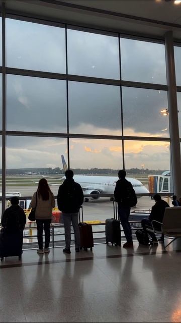 Ожидание под серыми небесами #путешествие #тоска #аэропорт