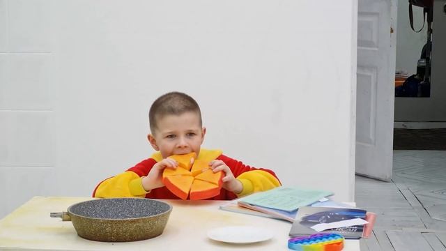 92 Ребенок нарисовал усы маме пока она спала