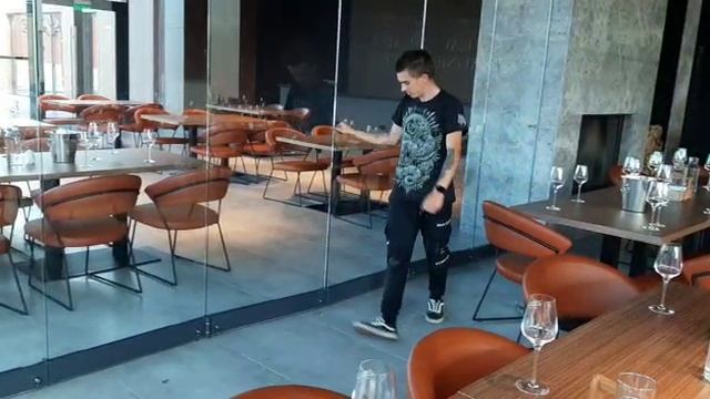 Раздвижная перегородка ГАРМОШКА в ресторане