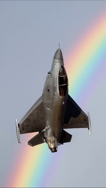 Соколиный полет под радугой #самолет #полет #радуга