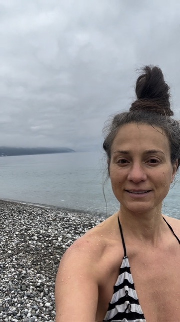 ПЛАВАНИЕ В ХОЛОДНОМ МОРЕ 10,8 ГРАДУСОВ 10 МИНУТ| СУХОЙ ДЕНЬ