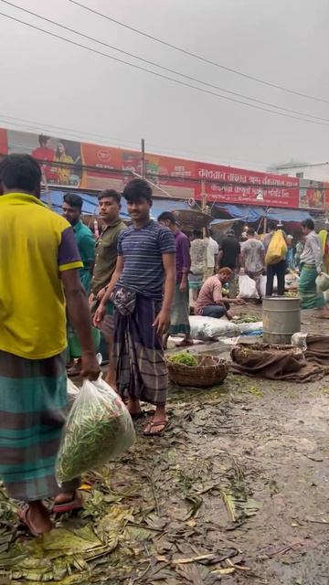 будни на улицах столицы Бангладеш...