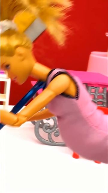 Одна коляска на двоих: Барби не уступит! 😣 #длядетей #барби #игрушкидлядевочек