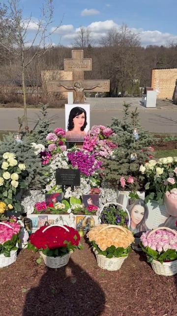 Анастасия Заворотнюк - 55 лет могло бы исполнится… Могила вся в красивых цветах… 3 апреля 2026