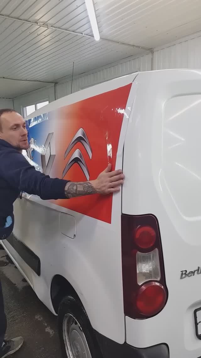 Оклейка рекламной пленкой кузова авотомобиля