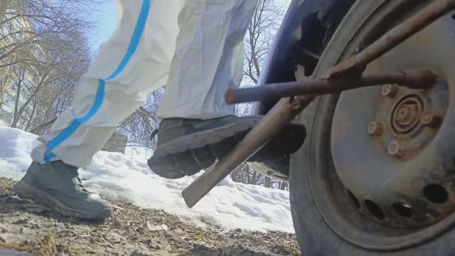 Как Поменять передние Тормозные колодки с датчиком износа (Скрипун) на Джили Эмгранд ес7 лев сторона