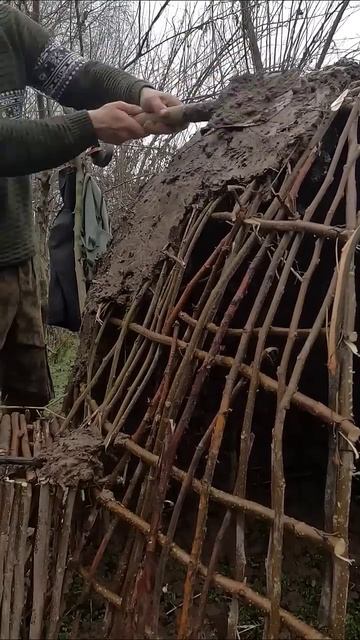 Саманная юрта из прутьев и глины с соломой для выживания.