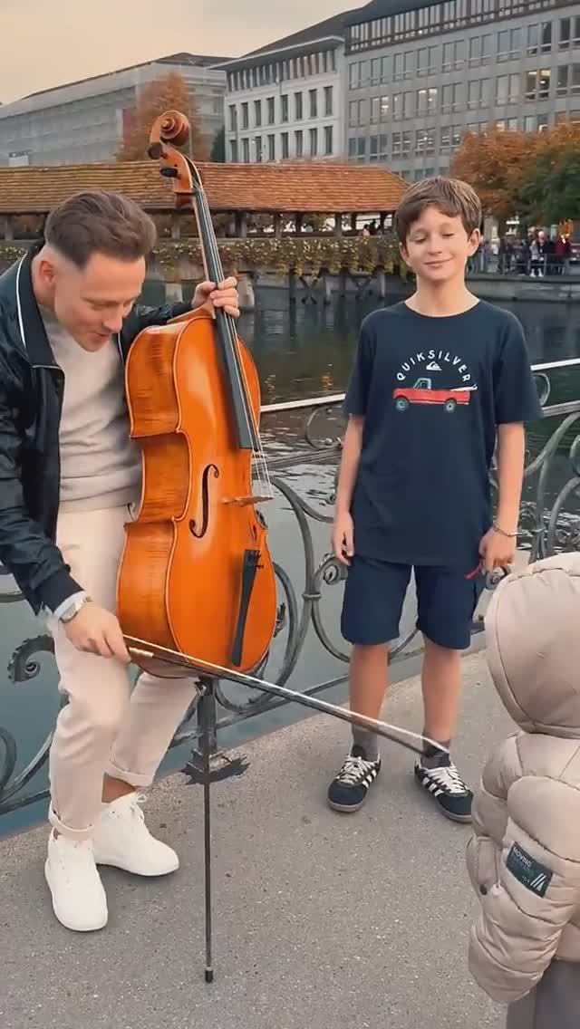 Мальчик поёт под виолончель Memories. Малыш в шоке от такой большой скрипки! 😍✨️