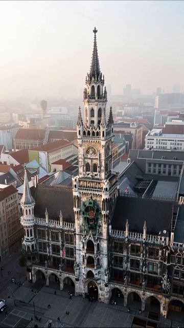 Удивительная архитектура Мюнхена: Ратуша на площади #Мюнхен #архитектура #путешествия