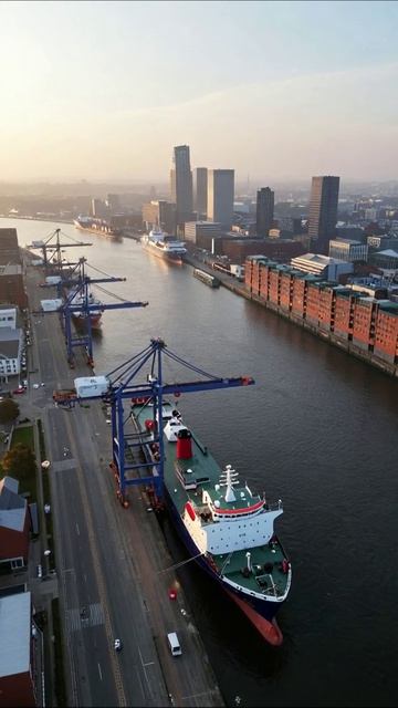 Гармония города и портовой жизни #порт #корабли #город