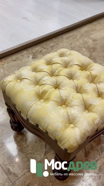 Пуф из красного дерева МИГ654 с сиденьем из ткани от фабрики Satin Furniture (Индонезия)