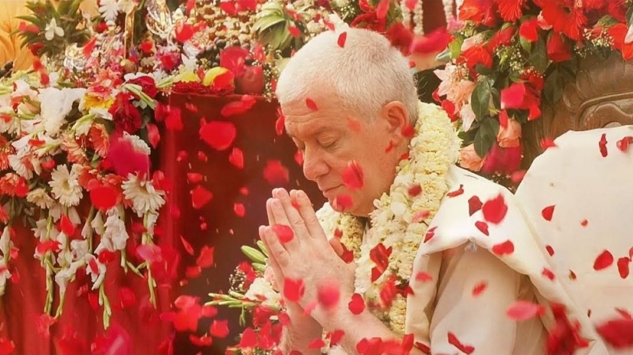 28/03/2026 Подношение на Вьяса-пуджу Е.М. Чайтанья Чандра Чарану прабху от учеников