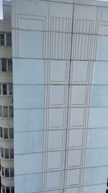 Дождь с градом обрушились на столицу.