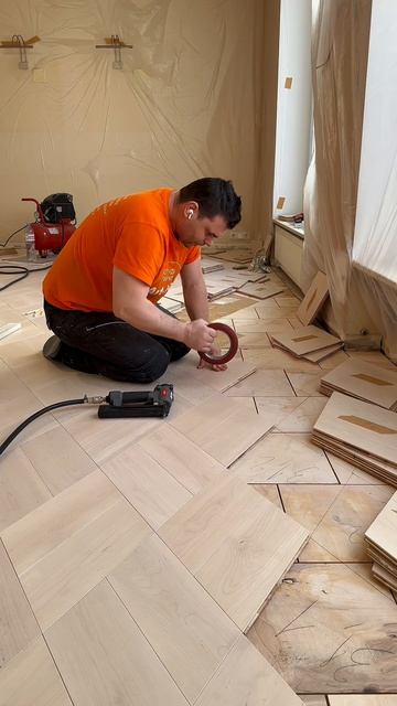 Паркет из березы ✨ Не обычное решение 🤔 #укладкапаркета #паркет #работавкайф #art_hall_98