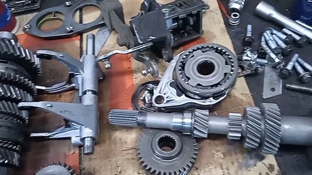 Гранта. При движении задним ходом щелчки.