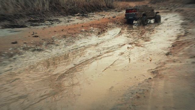 Напряжённая гонка по пересечённому бездорожью в грязи Crossrc EMO X4 Leopard