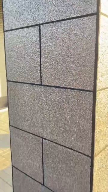 Ещё один красивый объект с фасадом из АМК. Так же представлен блок на колоннах с черным швом.