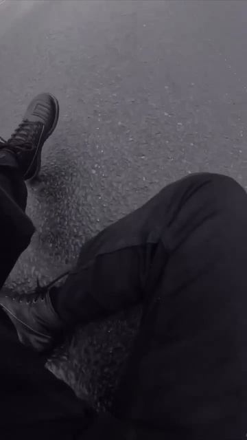 🏍 Мотоциклист разложился на мокром асфальте — байк влетел в стоящую впереди машину