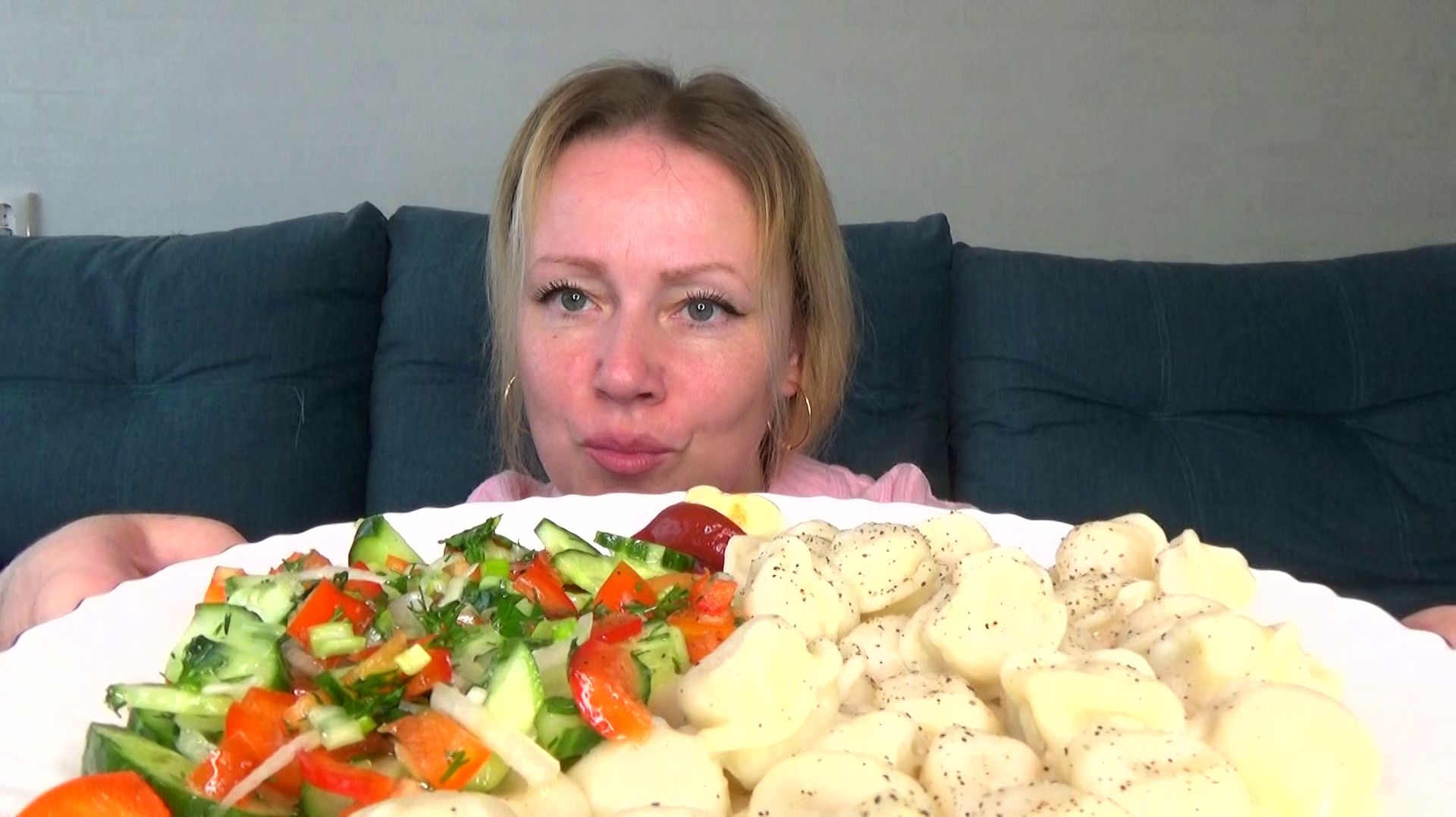 Мукбанг пельмени бульмени с мясом и сыром, соус от Яновны , салат овощной. Еда.