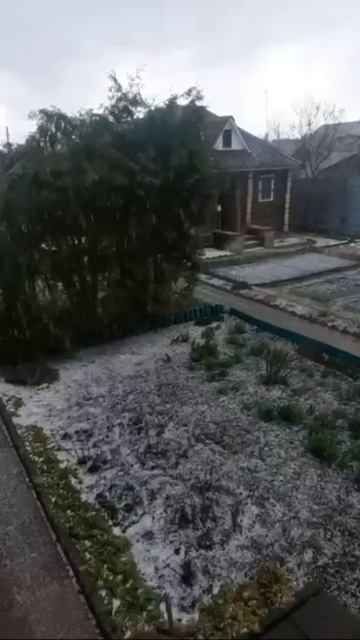 Дождь с градом обрушились на столицу.