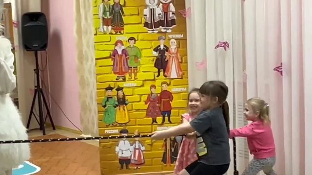 Арина перетягивает канат