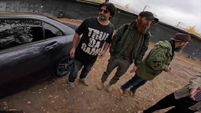 псих бородач разбил мне тачку