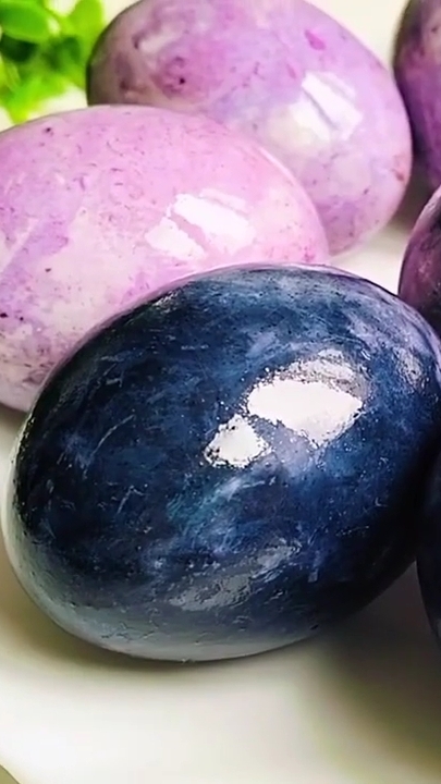 Яйца на Пасху в чае каркаде. Три разных оттенка в одном отваре🐣