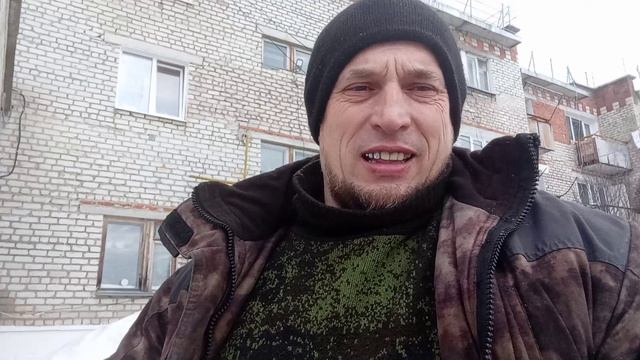 На бельевых верёвках повис кучерявый Амур.