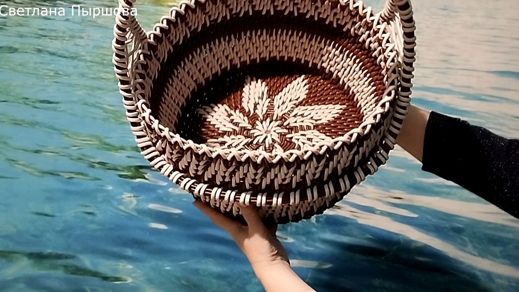 Корзина корневым плетением