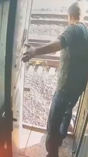 20260330 Пассажир поезда Челябинск — Санкт-Петербург выбросил проводницу из вагона