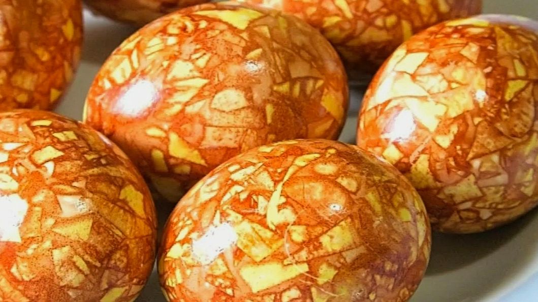 КРАСИМ ЯЙЦА НА ПАСХУ ЛУКОВОЙ ШЕЛУХОЙ 😋👍