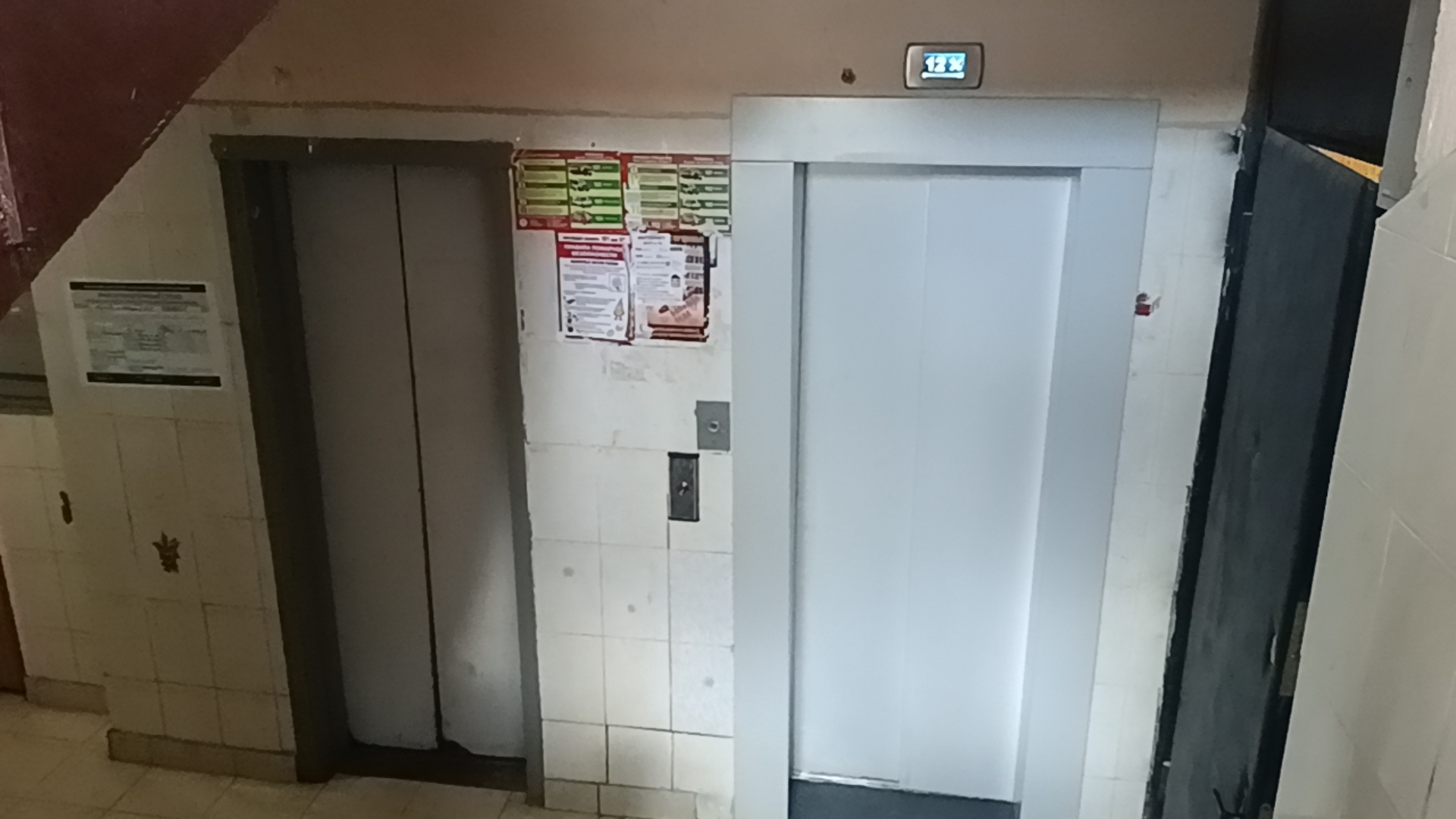 пассажирский лифт Мослифт V=0,71 M/s,Q=320 кг и нерабочий пассажирский лифт ЩЛЗ.